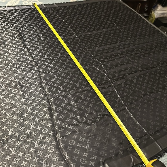 Louis Vuitton shawls used only for photo shoots - Picture 5 of 8